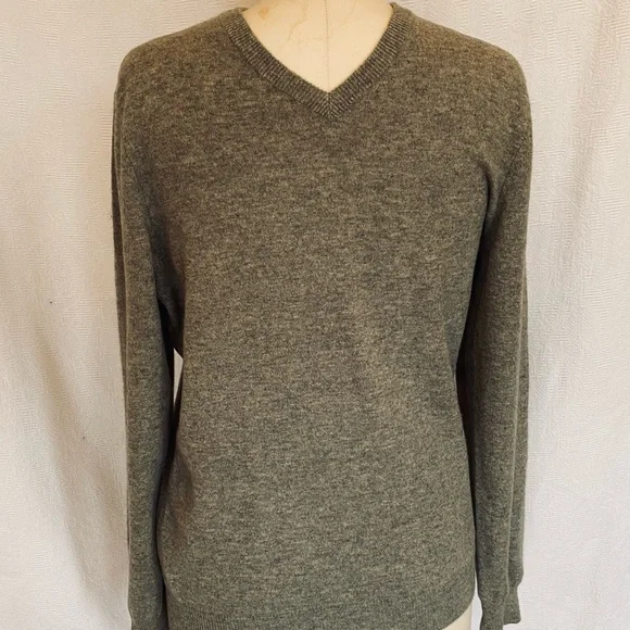 Pure cashmere M men’s dark heather grey sweater. EUC - Picture 1 of 5